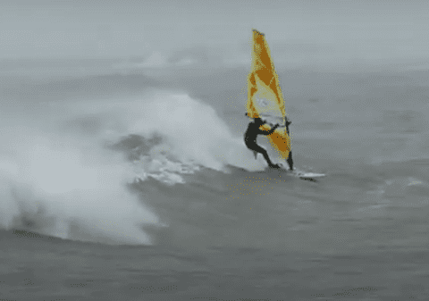 VIDEO | Doi constănțeni au făcut windsurfing în plin cod portocaliu de viscol