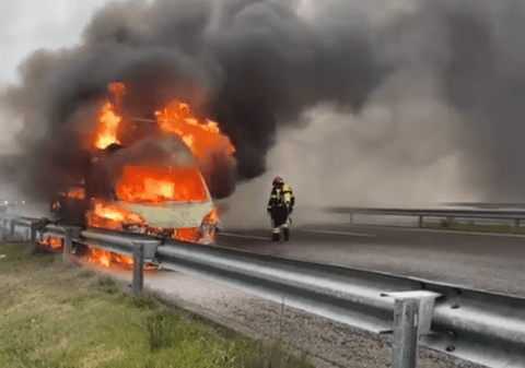 VIDEO | Camionul unui șofer român a luat foc pe o autostradă din Spania. Două echipe de pompieri au intervenit