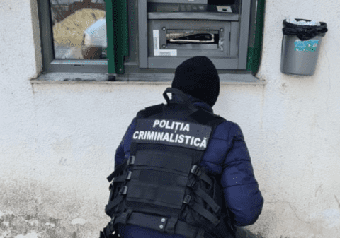 Zeci de percheziţii în judeţele Arad, Timiş, Cluj, Iaşi şi Caraş-Severin, la o grupare specializată în traficul de migranţi şi de droguri