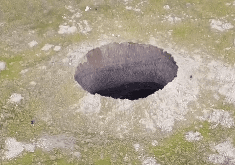 Craterele imense din Siberia, cercetate cu dronele de oamenii de știință. Ce le cauzează