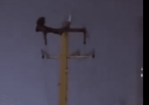 Un chinez care făcea flotări pe un stâlp de electricitate a provocat o uriașă pană de curent