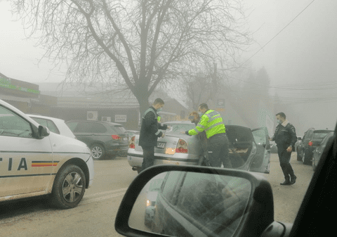Șofer din Craiova, încătușat în plină stradă, după ce a fugit de poliție. Tânărul care a lovit două mașini nu avea permis de conducere