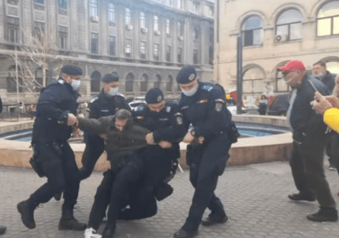 Bărbatul luat pe sus de jandarmi la manifestația de luni din Piața Universității a fost reținut. Procurorii cer arest preventiv