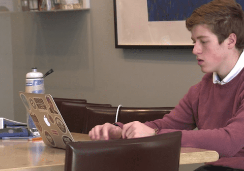 „Vânătorii de vaccin”. Cum a ajutat un elev de 14 ani peste 100 de persoane să se programeze pentru imunizare