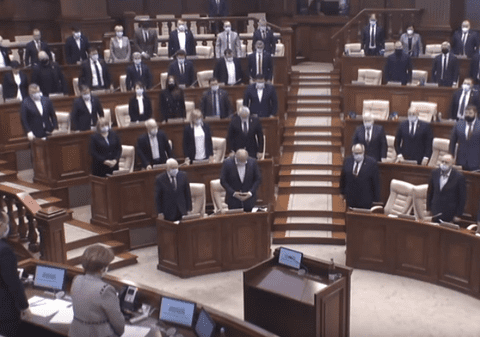 Deputații din Republica Moldova, moment de reculegere pentru un scriitor care e în viață: „Ne-am grăbit! Să ne ierte”