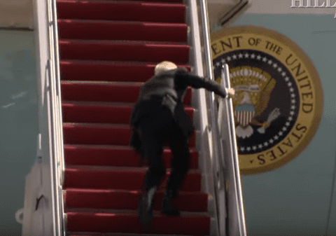 Îmbarcare cu probleme. Președintele american ​Joe Biden a căzut pe scara Air Force One