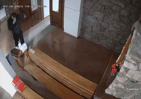 Un bărbat a fost filmat cum își dezinfectează mâinile și își face cruce în biserică, înainte de a fura banii din cutia milei