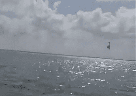 Doi piloți au murit în timpul unei cascadorii făcute pentru anunțarea sexului unui bebeluș, în Mexic. Avionul s-a prăbușit în mare, în fața familiei