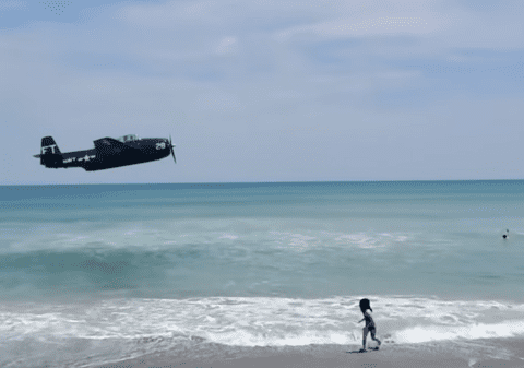 Un avion a aterizat forțat pe apă, lângă o plajă din Florida plină de turiști