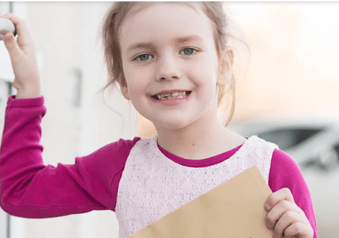 O fetiță de 6 ani compune „scrisori împotriva singurătății” pentru rezidenții unui cămin de bătrâni din Germania: „Ni s-a făcut pielea de găină”