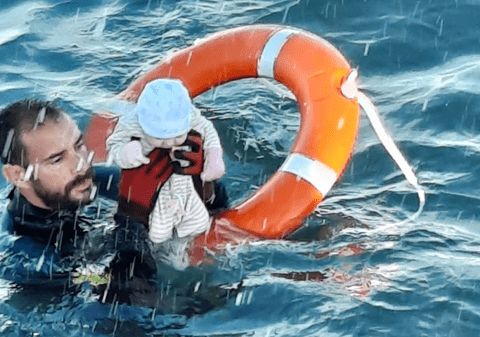 Eroul din Spania: Un polițist s-a aruncat în apă pentru a salva copilul unui migrant de la înec