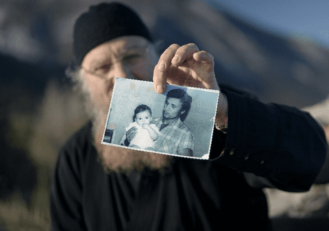 „Uneori mi-a fost greu să-mi păstrez calmul”. Interviu cu regizorul care a plecat pe urmele tatălui său, călugăr la Muntele Athos