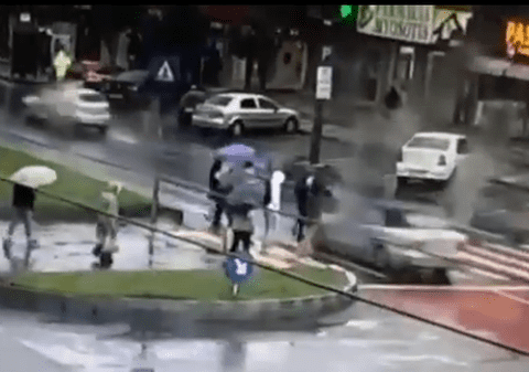 Doi tineri au fost loviți pe trecerea de pietoni, în Galați. Accidentul, surprins de camere