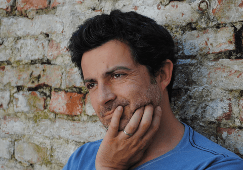 „Lăsăm toți nemernicii să devină politicieni”. Interviu cu actorul Mihai Călin, despre teatru, educație și drepturile comunității LGBTI