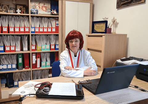 Reportaj în cabinetul celui mai de succes medic de familie din Iași. Cum își convinge pacienții să se vaccineze anti-COVID