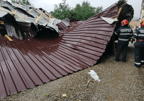 Bilanțul vijeliei de miercuri seară: zeci de localități afectate, sute de copaci și stâlpi puși la pământ, mașini avariate