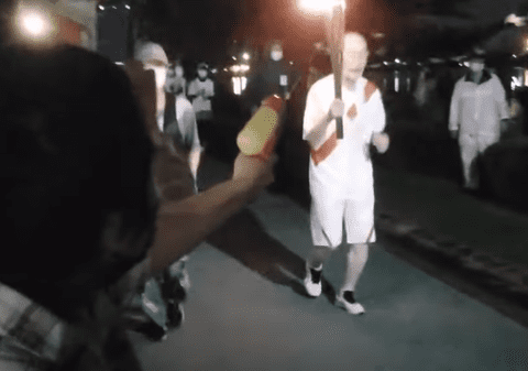 Femeie din Japonia, arestată, după ce a încercat să stingă flacăra olimpică cu un pistol cu apă