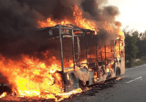 Un autobuz electric a luat foc în Dej. Pasagerii s-au autoevacuat
