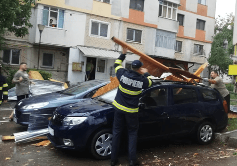 După caniculă, România e lovită de furtuni. Unde au fost vijelii puternice