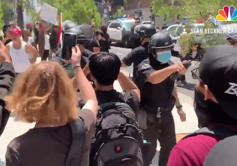 Proteste în Los Angeles, după ce un transsexual s-a dezbrăcat alături de femei într-un spa. O persoană a fost rănită