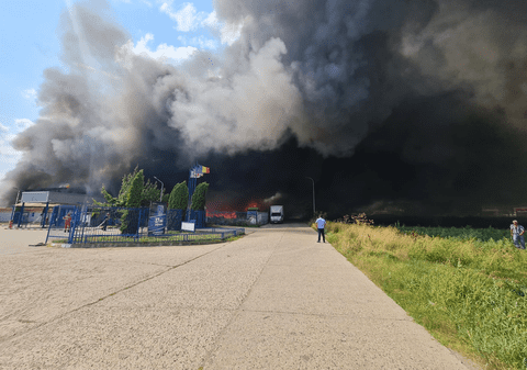 Incendiu puternic la un depozit de materiale plastice din Alba Iulia. Locuitorii, avertizați prin Ro-ALERT