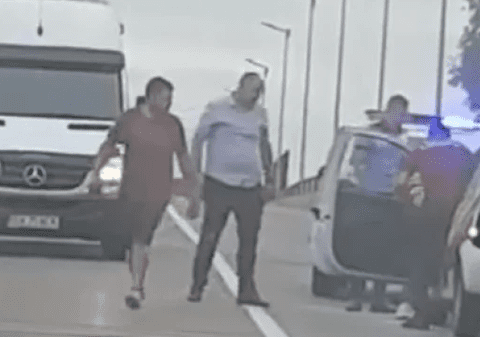 Șofer salvat de un polițist, după ce autoturismul în care se afla a luat foc în mers