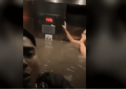 Trei tineri, prinși de o viitură în timp ce erau într-un lift: „Apa ne-a ajuns până la gât”