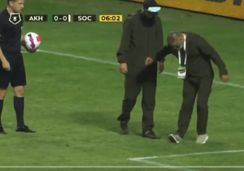 Un șarpe a întrerupt un meci de fotbal din Rusia. Cum a fost scoasă reptila de pe teren