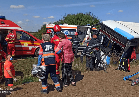 Planul roșu de intervenție a fost activat în Bihor, după ce un autobuz s-a răsturnat pe DN 19
