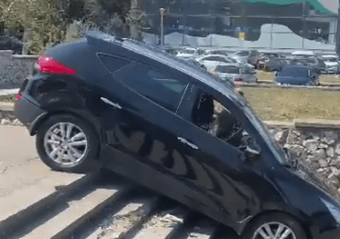 Un șofer din Constanța, filmat în timp ce coboară scările cu mașina