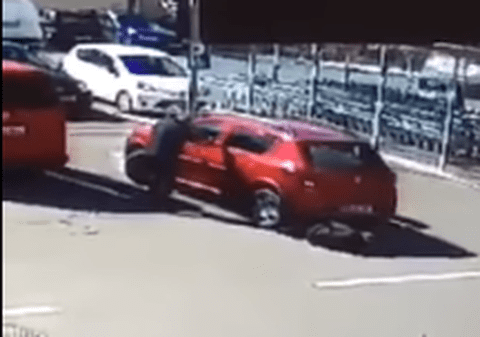 Femeie prinsă sub mașină și târâtă pe caldarâm, după o manevră greșită a unei șoferițe, la Sighișoara. Cum se simte victima