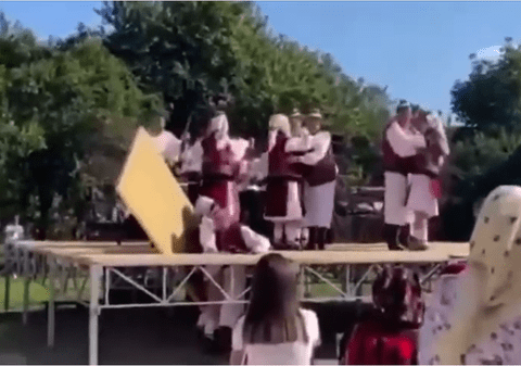 Momentul în care o parte dintr-o scenă s-a prăbușit în timpul unui spectacol,  la un festival în Maramureș