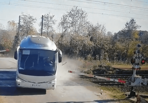 Un șofer de autocar, surprins în timp ce spulberă barierele de cale ferată. Ce sancțiune a primit
