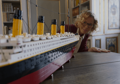 O machetă a vasului Titanic, cel mai mare Lego lansat vreodată. Câte piese conține