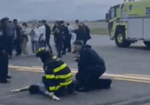 Evacuare de urgență a pasagerilor unui avion care a aterizat la New York după ce un bărbat a pretins că are o bombă