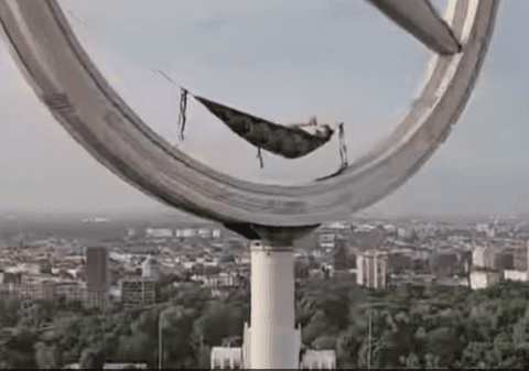 În hamac, la peste 100 de metri înălțime. Imagini virale din Germania