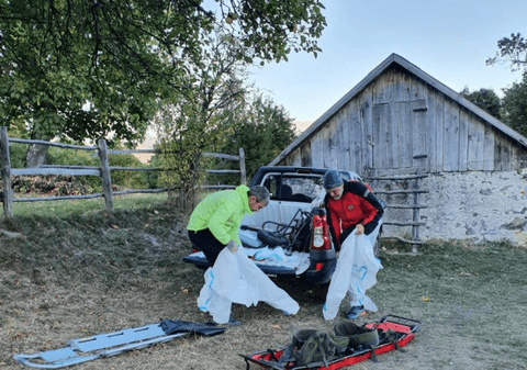 Doi bătrâni cu COVID, aduși de salvamontiști la ambulanță. „Nu se putea ajunge altfel la ei”