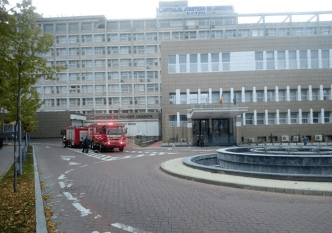 Pacienţi evacuaţi de la Spitalul Județean Suceava, după ce personalul a simțit miros de fum într-un salon