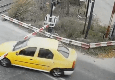 Șofer căutat de polițiști, după ce a forțat o trecere de cale ferată din cartierul bucureștean Andronache