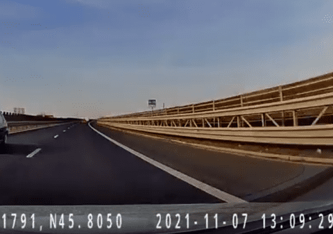 Șofer filmat pe contrasens, pe A1, la un pas de ciocnire cu o mașină care circula regulamentar. Ce explicație a dat polițiștilor