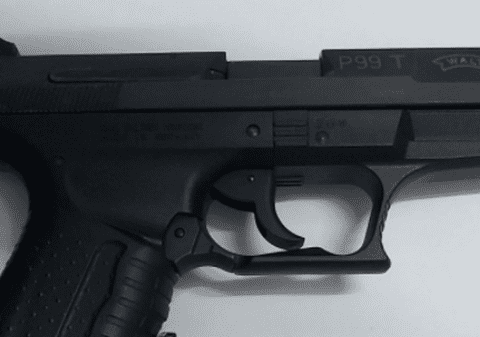 Un tânăr din Constanța a luat pistolul tatălui „să se dea mare” în fața prietenilor. Poliția a deschis dosar penal