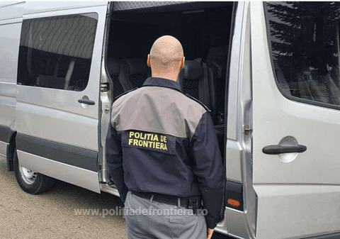 Mii de comprimate antivirale ascunse în plafonul unui microbuz, descoperite la granița cu Ucraina