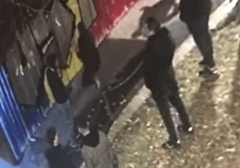 VIDEO Opt tineri, prinși în flagrant când vandalizau un magazin din Sibiu. Momentul a fost filmat de camerele de supraveghere din oraș