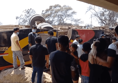 Un autobuz plin cu muncitori a căzut de pe un pod, în Peru. Cel puțin o persoană a murit și alte 20 au fost rănite