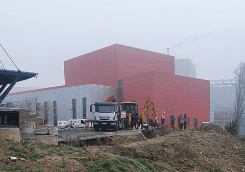 Se sapă din nou la malul de pământ care a înghițit doi muncitori în august. Cine face lucrările de lângă Ministerul Culturii