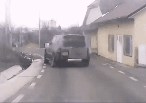 Urmărire ca în filme, în Suceava. O mașină a fost oprită cu focuri de armă, de polițiști: „Toată nebunia, pentru lipsa RCA și ITP”