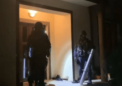 Pistoale, cartușe și mașini de lux, descoperite la perchezițiile dintr-un dosar de trafic de minori și proxenetism. 8 persoane au fost reținute