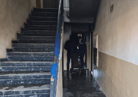 Două persoane carbonizate și alta grav rănită, după ce apartamentul lor din comuna ieșeană Vlădeni a luat foc