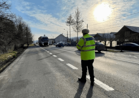 Polițist rănit în Argeș, după ce șoferul căruia îi făcuse semn să oprească a dat peste el