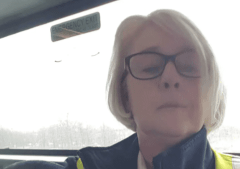 O șoferiță britanică, dată afară după 34 de ani din cauză că e prea scundă și nu mai ajunge la pedale autobuzului